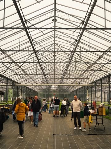WAT.EEN.DAG.🍀
Na efkes bekomen, kijken we met enorm veel liefde terug op @dagvandelandbouw
Zoveel volk over de vloer en zoveel oprechte interesse in ons concept: dat maakt dat harde werk in één klap de moeite waard. 💛
Dank jullie wel om te komen, en een dikke merci aan al onze sponsors & vrijwilligers om dit mogelijk te maken.

#dagvandelandbouw #kwekerij #boeren #korteketen