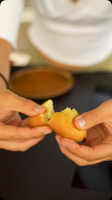 Ons eigen madeleintje 🩵 Eens iets anders: heerlijk geïnfuseerd met citroenverbena. Echt heel heel lekker. Het volledige recept staat op onze website, de link vind je in bio.

#madeleine #kwekerij #recept #dessert