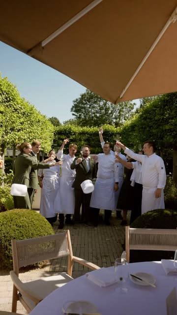 Van 1 tot en met 15 september nemen wij even de tijd om te genieten, onze batterijen op te laden en nieuwe inspiratie op te doen.
Vanaf woensdagavond 16 september verwelkomen we u opnieuw met veel enthousiasme, verfijnde smaken en de warme gastvrijheid die u van ons gewend bent.