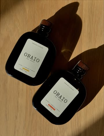 On a deux petits bijoux en ce moment à la cave 🥹 Les sauces soja Oraio, en version Original ou Sweet & Spicy, produites par le Domaine La Falize en Belgique, avec un niveau d’exigence exceptionnel. Ce sont de touts petits lots fermentés pendant deux ans, dans des ex-barriques des brasseries Cantillon et 3 Fonteinen. Une sauce soja unique, comme on n’en a probablement jamais goûtée, puissante, onctueuse et soyeuse, à l’aromatique concentrée.

#oraio #domainelafalize #lafalize #soysauce premiumsoysauce