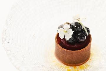 Blauwe bes . Tomaat . Citroen

Bleuberry . Tomato . Lemon

 #dejonkman #filipclaeys #brugge #finedinning #gastronomie
@heikkiverdurme @goestinginflanders @visitflanders