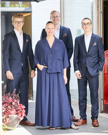 Achter elk gerecht en elk glas, staat ons zaalteam klaar om u een onvergetelijk moment te bezorgen
Behind every dish and every glass, our front-of-house team is on hand to ensure you have an unforgettable experience.

 #filipclaeys #dejonkman #visitbruges #hospitality #gastronomie