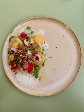 Pâtes au vacherin et à la tomme aux fleurs, petits pois, nage à la Chartreuse.

Le dernier menu avant la fermeture estivale.

Réservations - lien en bio

#mauvaischoix #été #petitspois