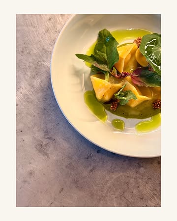 MENU AOÛT - SEPTEMBRE

Pardrón, curry vert & sarrasin
Brousse, cuca melon & citron caviar
Pomme de terre, levain & cressonnette
Cavalo nero & yuzu kosho

Shiitake, aonori & koso cerise
Maïs, Gochujang, whisky & quinoa
Tomme aux chèvre & livèche
Aubergine, mafé & épinards

Ratafia, verjus & raisin

Saké yuzu
Chocolat & feuille de figuier
Tomate, vanille & pignon de pin

Réservations - lien en bio

#mauvaischoix #tortelinis #food