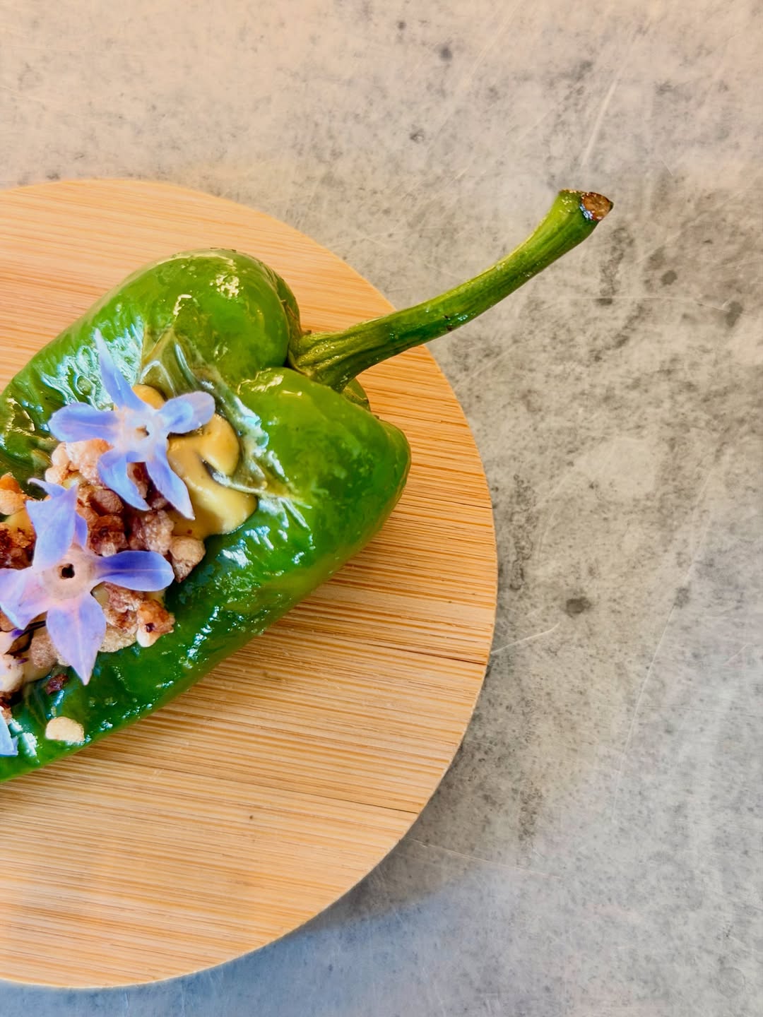 PADRÓN

Comme un retour de vacances.

Pimiento de padrón
Crème de curry vert
Fleur de bourrache
Sarrasin soufflé

Une de nos mises en bouche du menu de septembre.

À venir déguster — réservations via le lien en bio.

#mauvaischoix #padrón #miseenbouche