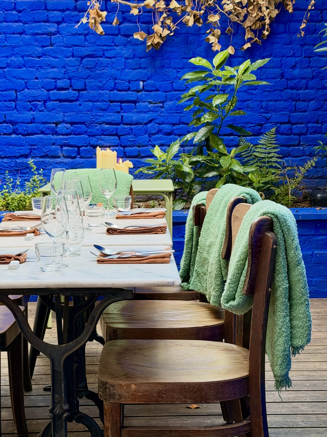Parfois, lorsque le temps belge nous le permet, nous ouvrons la terrasse et le patio.

 Début de semaine solaire - profitons-en.

——

Réservations - lien en bio

#mauvaischoix #sun #outsideseating