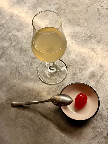 ACCORD JEAN-JAUNE

Notre accord sans alcool, réfléchi par Jean-Jaune lui-même pour chaque menu.

Ici, on commence par croquer la tomate fermentée qui explose en bouche. Puis une eau de tomate fermentée mixée à de la livèche, du citron et du kombucha.

Une boisson légèrement saline qui met en jambes.

À venir déguster pour ce menu d’octobre.

——

Rappelle-toi

Réservations — lien en bio

#mauvaischoix #alcoolfree #tomate