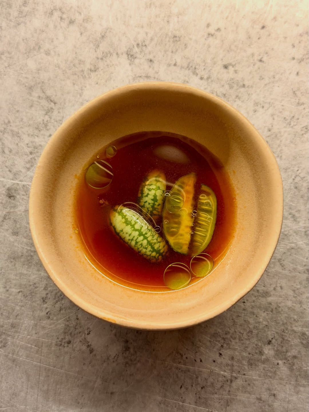 AU REVOIR LES TOMATES

Eau de tomate fumée au romarin, cucamelon et huile d’ail des ours.

@mondedesmillecouleurs

——

Rappelle-toi

Réservations - lien en bio

#mauvaischoix #cucamelon #amusebouche