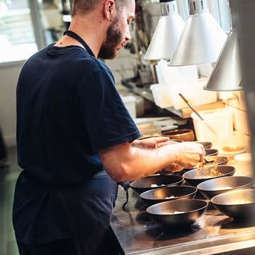 Na meer dan twee jaar solo in de keuken van Faim Fatale nemen we afscheid van Radu, onze rots in de branding.

Als expert van de meest kwaliteitsvolle en eerlijke producten bracht hij ons in contact met de fine fleur van lokale leveranciers. Als geen ander kookte hij volgens het seizoen en liet de natuurlijke smaken van al dat lekkers tot hun recht komen.

Dankzij zijn inzet en overtuiging haalden we een van de hoogste waarderingen voor sustainable kitchen door 360°EatGuide. En laat ons eerlijk zijn, dit zijn heden ten dage DE belangrijkste awards: een keuken moet smaakvol en duurzaam zijn.

Radu, onze doe het zelf man, maakt zijn brood, laat halve herten leveren om ze zelf uit te benen, maakt verse worst, ballotines, fonds, orechiette, euh... alles eigenlijk, wat hebben we genoten van je ambacht.

Radu, hoeveel uren heb je niet in de keuken gespendeerd, zelfs op dagen dat we niet open waren, altijd iets klaarmaken, testen, en verbeteren.

Dank dank dank en alle succes met de komende verhalen!

Wie nog eens wil proeven van al deze kunst, Radu is er tot eind deze week!

Wat we daarna gaan doen kan je hier allemaal volgen :)
