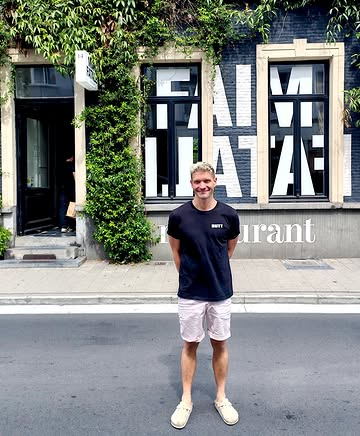 Faim Fatale nu en later ▶︎

Twintig jaar Faim Fatale en Bert, what a ride. Van weekendhulp naar eigenaar, pre- en post-covid, met vaste en lossere chefs, maar steeds à la Faim Fatale, ongedwongen, lekker, kwaliteitsvol.

De laatste twee jaar in tango met chef Radu Iliescu. Radu besliste onlangs zijn eigen pad te volgen. Op datzelfde moment zocht chef Jason Blanckaert van restaurant Debra een tijdelijk alternatief voor zijn pand in de Lange Steenstraat, en zo geschiedde dat Bert en Jason voor elkaar een oplossing kunnen zijn.

◦ Wat betekent dat voor u?
Faim Fatale, het restaurant, gaat verder met concert & dinner concepten, zoals bijvoorbeeld tijdens de Gentse Feesten.

Faim Fatale, het gebouw, host tot minstens eind september restaurant Debra @resto_debragent

En Bert? Die blijft nog gewoon de deur opendoen en uw wijntjes inschenken, voor de concepten van restaurant Faim Fatale én voor restaurant Debra.

◦ Timing
1 tem 16 juli: Debra
Reserveren > @resto_debragent

17 tem 25 juli (Gentse Feesten): dinner & concerts - €75pp exclusief dranken, food by D&K
Reserveren > via mail@faimfatale.be
Vrijdag 17/07: Elias
Zaterdag 18/07: Kapinga & Yves Meersschaert
Dinsdag 21/07: Duo Asciano (Lowie Vercammen – Tibo Schildermans)
Woensdag 22/07: Tosca kwartet
Donderdag 23/07: Tosca kwartet
Vrijdag 24/07: Iskander Moon
Zaterdag 25/07: Frans Kalf

Augustus & september: Debra
Reserveren > @resto_debragent

◦ Wat na september?
Dat weten we nog niet. We sturen u af en toe een kaartje om je op de hoogte te houden.

Veel liefs, bedankt voor de voorbije 20 jaar en tot binnenkort!

Bert

@bertenbytes