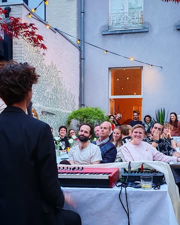Tijdens de Gentse Feesten is Debra gesloten, maar op de nieuwe locatie in de Zuidstationstraat komt Faim Fatale even terug met een feestprogramma. En hoe!

7 dagen Concert & Dinner

met de fine fleur van de Gentse (Belgische!) muziekscene.

* Vrijdag 17/07: Elias @elias_musicbe
* Zaterdag 18/07: Kapinga & Yves Meersschaert @kapingagysel3
* Dinsdag 21/07: Duo Asciano (Lowie Vercammen – Tibo Schildermans) @vercammenlowie @tiboschildermans
* Woensdag 22/07: Tosca Quartet @quartet_tosca @robingooss
* Donderdag 23/07: Tosca Quartet @quartet_tosca @robingooss
* Vrijdag 24/07: Iskander Moon @iskandermoon
* Zaterdag 25/07: Frans Kalf @franskalf.info

De keuken wordt verzorgd door D&K catering. Fotografen @ta_____________ra & @hardcoredior met passie voor koken en catering, en ervaring met kleine en grotere projecten (remember @cafetaria__ )

PRIJS:
€75pp (inclusief concert en dinner, exclusief dranken)

RESERVEREN:
enkel via mail@faimfatale.be

DOORS 19H

ARTWORK BY @mollylovedyou ❤️

Vanaf 4 augustus is @resto_debragent weer open op het heerlijke terras in de Zuidstationstraat 14!