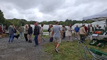 🌱 Une belle journée portes ouvertes, malgré la pluie !

La météo n’était pas vraiment de notre côté ce samedi 29 août… mais cela ne nous a pas empêché de vivre une journée riche en rencontres, en échanges et en inspiration !

💚 35 personnes sont venues découvrir notre formation d’entrepreneuriat en maraîchage bio-intensif, échanger avec notre équipe et nos apprenant·es et en apprendre davantage sur les réalités du métier.

💧 Nous avons également eu le plaisir d’accueillir notre consultant Christophe Notomb pour une conférences autour de la résilience hydrique, qui nous a permis de réfléchir ensemble à la manière dont nos territoires peuvent mieux faire face aux enjeux liés à l’eau.

Et surtout, nous avons fait de belles rencontres avec des personnes aux projets et aux parcours inspirants. Merci à toutes celles et ceux qui sont venu·es partager ce moment avec nous ! 🌿

Vous êtes intéressé·e par notre formation mais vous n’avez pas pu venir samedi ?
👉 Le 12 septembre, venez vivre une journée d’immersion au cœur de notre Institut pour découvrir concrètement notre pédagogie, notre quotidien et échanger avec l’équipe et les apprenant·es.
Et pour aller encore plus loin, deux semaines de test sont proposées en octobre pour celles et ceux qui souhaitent véritablement expérimenter la formation avant de s’engager.

📅 12 septembre : journée d’immersion
📅 5–9 octobre et 26–30 octobre : semaines de test

👉 Toutes les infos et inscriptions : permaprojects.be/agenda