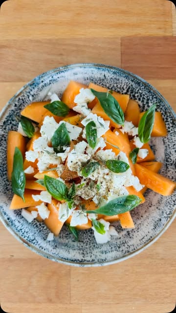 1er melon de la saison @micro.biottes

Salade melon-féta, tout droit du champ :
Melon, sarriette séchée & basilic du champ MicroBIO’ttes
Féta, un filet d’huile d’olive, un tour de moulin à poivre de @backtovrac
Et hop… en bouche !

Je vous dirais bien « en vente sur commandes.microbiottes.be »… mais non, malheureusement 😅

Vous vous souvenez ? Avant ces mois de sécheresse, on a connu la pluie… sisi… et avec elle, les limaces.

Ces petites gourmandes m’avaient bouffé la moitié de mes plants de melons et de pastèques.

Il ne reste aujourd’hui que quelques pieds, qui donnent quelques fruits. Et ceux-là, je me les garde pour mes 4 p’tits choux at home ❤️

Bon ap’ quand même 😘
#microbiote #melon #feta #sarriette #basilic