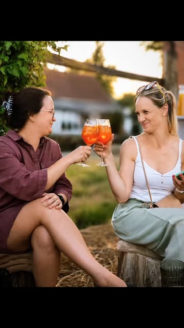 Het was weer een geslaagde editie van Maison V & Z. ✨

Een fijne groep, verschillende leeftijden en vooral: iedereen heeft ervan genoten. 🤎

Onze Eclips Editie kreeg natuurlijk een extra bijzonder moment dankzij de zonsverduistering. 🌙☀️
Halverwege de wandeling genoten we van een heerlijk appel-kersensap van Hof ter Dreef.

Hof ter Dreef werkt samen met verschillende biohoeves, waar producten vers van het veld komen, zonder pesticiden en helemaal volgens het seizoen. 🌿🍎🍒 Een mooie aanvulling op de beleving van Maison V & Z: lokaal ontdekken, proeven en genieten.

Bij Maison V & Z willen we van elke editie nét iets anders maken. Daarom kiezen we bewust voor een beperkt aantal edities, telkens met een extra verwenmoment of verrassend detail. ✨

Deze keer was dat onze bijzondere Eclips Editie… wat de volgende wordt, houden we nog even geheim. 🤎

Wil je graag als eerste op de hoogte zijn van nieuwe edities en verrassingen?
Volg dan onze Instagrampagina @maison_v_and_Z.

Maison V & Z
A walk. A talk. Apéritif. Enjoy.

#hofterdreef #maisonvandz #wandelen #aperitieven #meise