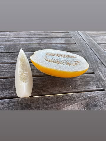 Demain samedi 15 août on est ouvert 🥳 nos premiers melons🍈🍉 Morgen 15 augustus zijn we open. Onze eerste meloenen 🍈 🍉