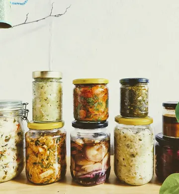 Fermenteren.
De mogelijkheden zijn mind-blowing. Net als je denkt dat je zowat alles hebt geproefd, ontdek je die overheerlijke combi.

Met seizoensgroenten en wilde kruiden creëer je de gezondste, meest kleurrijke bokalen.
Voor later. Voor als het koud wordt. Om te delen met familie en vrienden. Voor extra vitamines en een overdosis umami op je bord. Zeg nu zelf. Dat wil jij toch ook?

Maar hoe begin je eraan? Wat zijn lekkere combi's? Wanneer is dat klaar? En ja, hoe zorg je ervoor dat je geen schimmel krijgt? Dat en veel meer leer ik je heel graag.
In kleine groep, in een gezellige keuken met uitzicht op de velden, met kraakverse en wilde ingrediënten recht van het veld en uit het bos.

Workshop lactofermentatie op woensdag 21.10 @hof_ter_dreef. Van 14h30 tot 17h30.

€72 all in. Met proevertjes en drankjes, twee bokalen voor meer naar huis, een receptenboekje met duidelijke stappenplannen en goesting om er nadien zelf mee aan de slag te gaan.
Een deel van de inkomsten gaat rechtstreeks naar de coöperatie.

We oogsten kraakverse groentjes en wilde kruiden uit bos en veld en toveren deze om in de heerlijkste wilde sauerkraut en achar.

Nog enkele plekkies vrij! DM me :)

Int Nederlands et en Français si besoin!

Smakelijkkkk.