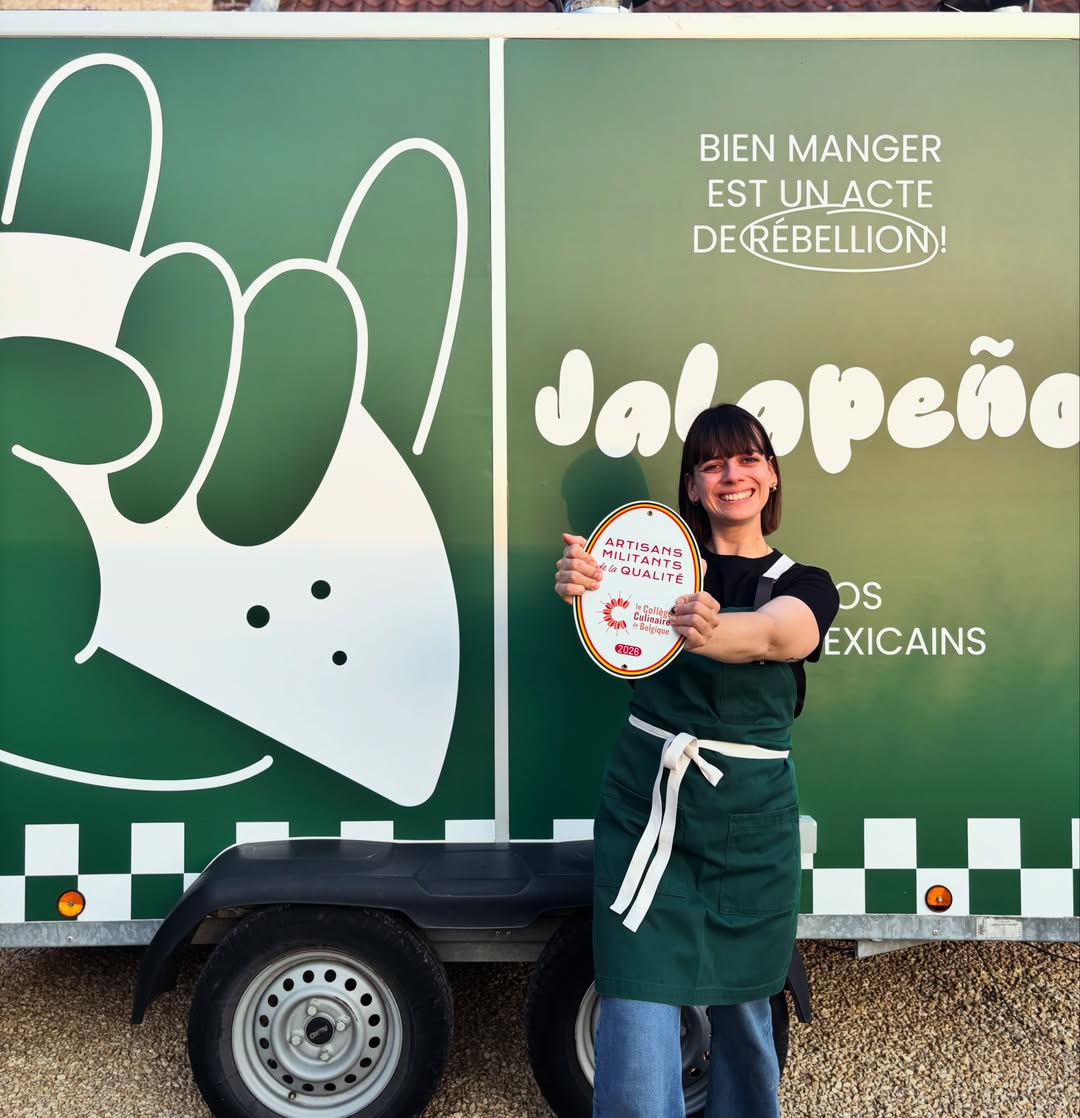 🌶️ Jalapeño a rejoint le collectif du @collegeculinairedebelgique . Premier foodtruck à le recevoir.

J'aurais pu faire ce métier autrement. Plus simple. Plus rentable. Sans me poser trop de questions.

Mais j'ai un diplôme en développement durable, et depuis le début je suis convaincu d'une chose : l'alimentation, c'est là où on peut vraiment changer les choses. Tout passe par la bouffe — notre santé, notre environnement, notre économie locale. Tout.

Alors j'ai fait un choix : travailler avec des producteurs qui font bien les choses, les payer justement, et vous transmettre — à vous, clients — leur savoir au travers du mien. Parce que cuisiner, c'est un métier de cœur. Et prendre soin de ce que je mets dans votre assiette, c'est aussi prendre soin de vous.

Oui, ça a un coût. Quelques euros de plus pour vous, peut-être. Quelques centaines de moins dans ma poche, sûrement. Mais je ne veux pas faire les choses autrement. Ce foodtruck, c'est ma vision. Mon combat.

Et ce label, c'est la preuve que ce combat, on n'est pas seuls à le mener.

Parce que soyons honnêtes : depuis des années, tout le monde s'est approprié les mots "local", "de saison", "healthy". Ces mots sont devenus si faciles à coller sur une ardoise qu'ils ont fini par ne plus rien vouloir dire. Chez Jalapeño, on a choisi d'être radicaux. On n'a pas juste lancé un foodtruck — on a créé un manifeste roulant. Ici, tout est 100% traçable, 100% sincère, 100% transparent. Il reste quelques ingrédients qui ne viennent pas de Belgique, c'est vrai. Mais vu les canicules qu'on se tape ces derniers étés... on n'est peut-être plus si loin d'une plantation de citron vert en Wallonie. 🍋

Je terminerai par dire merci à tous mes producteurs car sans eux, ce combat serait vachement plus complexe. 🫶 (@altitude150 , @fermesauveniere , @fermedumaustitchi ,@lafermedupeuplierbio, @fermeflemalottoul , @la_petite_campagne , @terres_gourmandes_potagers , @ingredientsdumonde , @augroinduvillage , @au_gre_des_pres , @lafermedeju