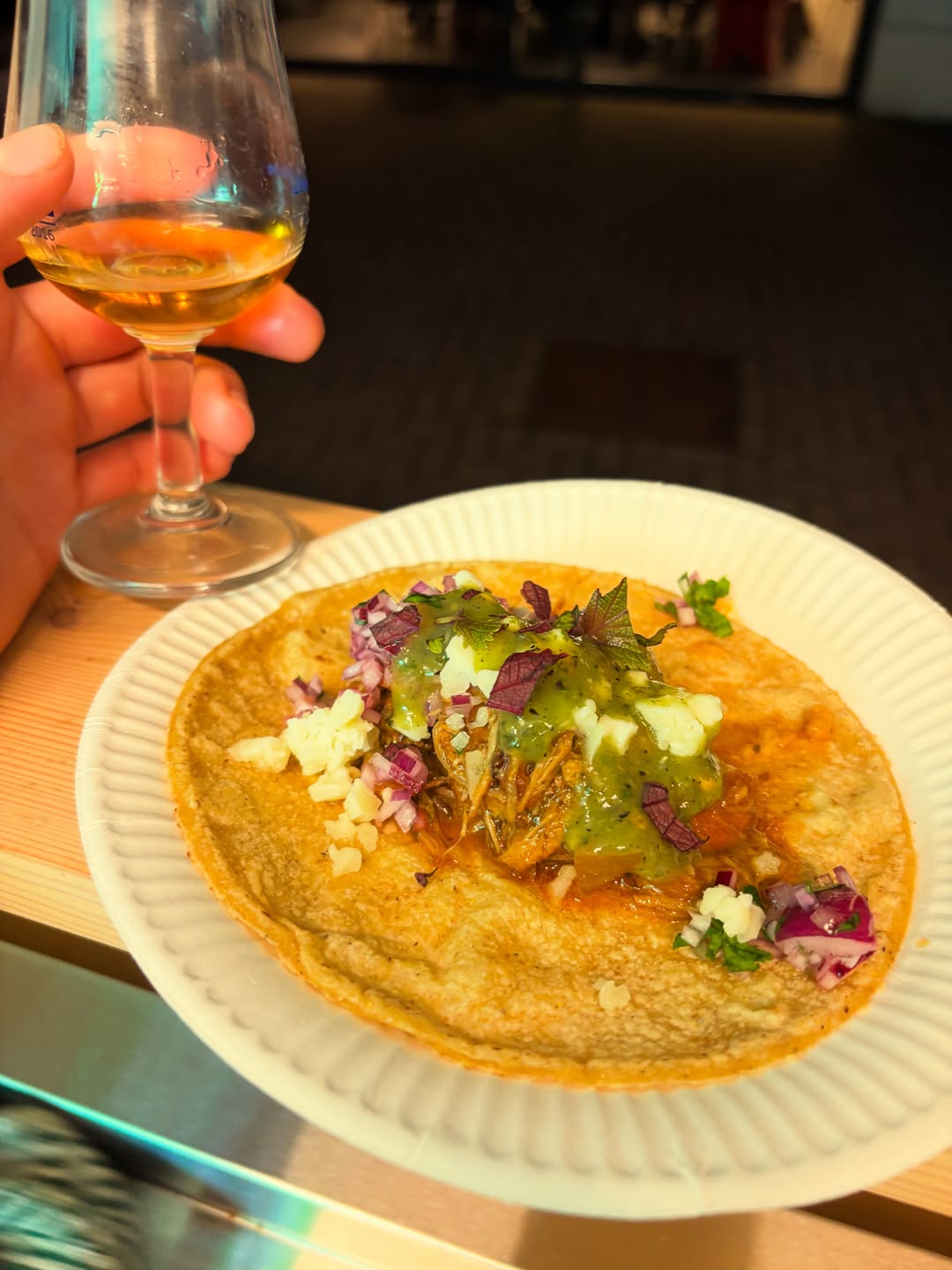 TACOS PAIRING ? 🥃🌮
Rhum + tacos = le défi d'un soir.

Le mois dernier, Cédric m'a lancé un défi : accorder plusieurs rhums Hampden avec mes tacos. Et franchement ? C'est dingue ! On a même fait un cigare en dessert 👀

Parce que ce que j'aime par-dessus tout, c'est ça : sortir des sentiers battus, tester des accords qu'on n'attend pas, et m'adapter à CHAQUE client pour lui proposer une expérience qui lui ressemble. Pas de formule toute faite, pas de menu figé — je construis avec toi.

Alors si toi aussi t'as envie d'une soirée différente : tu choisis tes boissons (rhum, vin, bière, ce que tu veux), et moi je m'occupe de créer les tacos qui vont sublimer chaque gorgée.

T'as un défi en tête ? Une envie bizarre ? Un produit que tu veux me voir marier avec des tacos ? Balance ça en MP et on tente un truc. 😏

#TacosPairing #AccordMetsBoissons #TacosEtRhum #SurMesure