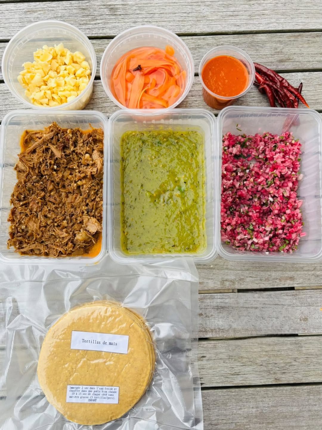Taco kits disponibles ce week-end !

Envie de passer un chouette moment en famille ou entre amis ce week-end ? 🌮

Au menu : effiloché de porc, salsa Green Zebra, pico d'oignons rouges, fromage de la ferme Flemal-Ottoul, pickles de carottes et salsa qui tabasse !

✅ Commande ton taco kit. ✅ Installe-toi tranquillement à table. ✅ Branche l'appareil à raclette. ✅ Surprends tes proches avec un repas tout prêt, tout frais, avec rien que des produits locaux !

Elle n'est pas belle, la vie ? 🤘

Allez ! J'attends ta commande 🫶 5€ le taco (minimum 6 tacos)

#local #sain #taco
