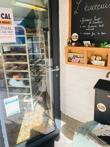 Ce mardi 15/09, sur les étagères de la boulangerie :

Pains « du mardi » : petit épeautre et froment/seigle
EPHEMERE : pain à la farine de froment, noisettes & raisins secs
Granola maison
Cookies aux pépites de chocolat
Gaufres de Liège
Brownie au chocolat 🍫

Cot cot cot ! 🥚💛🐓

Les délicieux œufs frais bio de la @ferme_de_beauregard sont disponibles à la boulangerie !

Vous les retrouverez-les également dans toutes les pâtisseries préparées à la boulangerie 🤍

On se retrouve mardi !