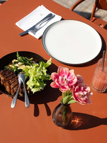 Less is more.

Biologisch gekweekt rundsvlees met zelfgekweekte groenten. Farm-to-table in zijn essentie.

#VerschilFarmToTable #GaultMillau #GaultMillauBelgium #FarmToTable #verschilnaturelle #foodie #freshproduce #localfoodlover #sustainablefood #farmersofbelgium #seasonaleats