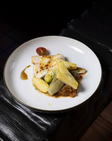 Grietbot in filet met choronsaus en fondue van Zuiderse groentjes.

#VerschilFarmToTable #GaultMillau #GaultMillauBelgium #FarmToTable #verschilnaturelle #foodie #freshproduce #localfoodlover #sustainablefood #farmersofbelgium #seasonaleats #michelinguide