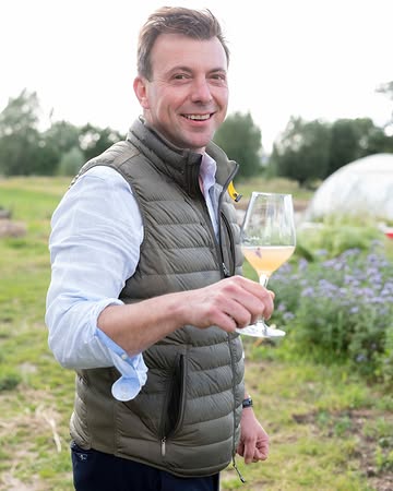 Aan alle nieuwe volgers stellen we graag Tom nog even voor. Tom is de man van Ilse en papa van Juliette en Andreas.
Hij is de drijvende kracht en het hart van de keuken.
Met passie en met de glimlach tovert hij van de zelfgekweekte groenten de lekkerste gerechten op tafel.

#VerschilFarmToTable #GaultMillau #GaultMillauBelgium #FarmToTable #verschilnaturelle #foodie #freshproduce #localfoodlover #sustainablefood #farmersofbelgium #seasonaleats #michelinguide