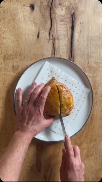 A taste of Autumn
Onze petivier van eend - rijk, verfijnd en gemaakt met de mooiste smaken van het seizoen. Een gerecht waarin warmte, ambacht en onze farm-to-table filosofie samenkomen.
Kom genieten van de herfst aan tafel.
Reserveer je tafel en proef het seizoen.
#guidemichelin #gaultetmillau #farmtotable #lokaal #restaurant