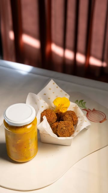Tom’s Bitterballen van wild met eend en ree met huisgemaakte pickles met groenten vanaop de boerderij 🧑🏻‍🌾🦌🦆

#verschilfarmtotable #guidemichelin #farmtotable #gaultetmillau #wildseizoen