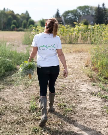🌿 WORLD MENTAL HEALTH DAY 🌿

Soms is het mooiste wat je voor jezelf kan doen, even vertragen. Weg van de drukte, dichter bij de natuur.

Want er is weinig dat zoveel rust brengt als frisse lucht, de seizoenen voelen en opnieuw verbinding maken met wat écht belangrijk is. 🌱

Bij ’t Verschil geloven we dat goed eten begint bij de natuur. Van het veld tot op je bord. Met respect voor de seizoenen, pure ingrediënten en de tijd om bewust te genieten.
🤍

 #verschil #farmtotable #gaultmillau #guidemichelin #permacultuur