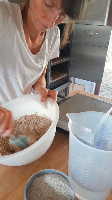 Elk vers burenbroodje is het resultaat van een proces van vele handelingen over een lange tijdspanne.

Burenbrood bakt deze week op vrijdag en zaterdag.

Vanaf september kan er ook weer op dinsdagen vers burenbrood afgehaald worden.

Vanaf 1 september vind je het burenbrood ook (weer) in de flexibele groentemanden van biodynamische boerderij @ourobouros_cv én in de groentepakketten en in de winkel van biodynamische boerderij @kollebloem.

#desembrood
#zottegem
#biologisch