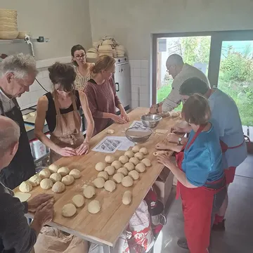 Nam jij vandaag, de dag van het Michaëlsfeest, even de tijd om jouw eigen 'draken', jouw minder goeie eigenschappen, onder ogen te zien?

Dat deden een aantal bewoners van de Christoforusgemeenschap in Munte tijdens hun bezoek aan Burenbrood, terwijl de drakenbroodjes, die ze stuk voor stuk met de hand kneedden en vormden, aan het rijzen waren.

#michaelsfeest
#burenbrood
#zottegem