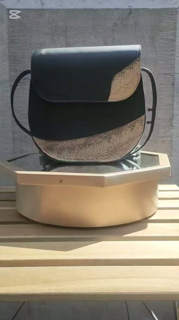 Plutôt team formes fluides et naturelles ? Découvre le modèle Organique 🌿🐠

Ce sac a été pensé avec Joseph et ses élèves pour épouser des lignes douces et vivantes. Bonne nouvelle : il s'adapte totalement à tes besoins puisqu'il existe en deux tailles et deux configurations de poches !

Choisis ta version :
🔹 En Petit modèle : 1 poche (170€) ou 2 poches (190€)
🔹 En Grand modèle : 1 poche (190€) ou 2 poches (210€)

Conçu de manière éco-responsable avec les morceaux de cuir non utilisés pour les ceintures, chaque sac est une pièce de maroquinerie solidaire assemblée au @camec_formationmetiersducuir 🧡

🔗 Configure ton modèle Organique idéal : lien en bio !

#SacOrganique #SacArtisanal #EcoConception #MaroquinerieSolidaire #LiegeShopping #MatiereAtypique