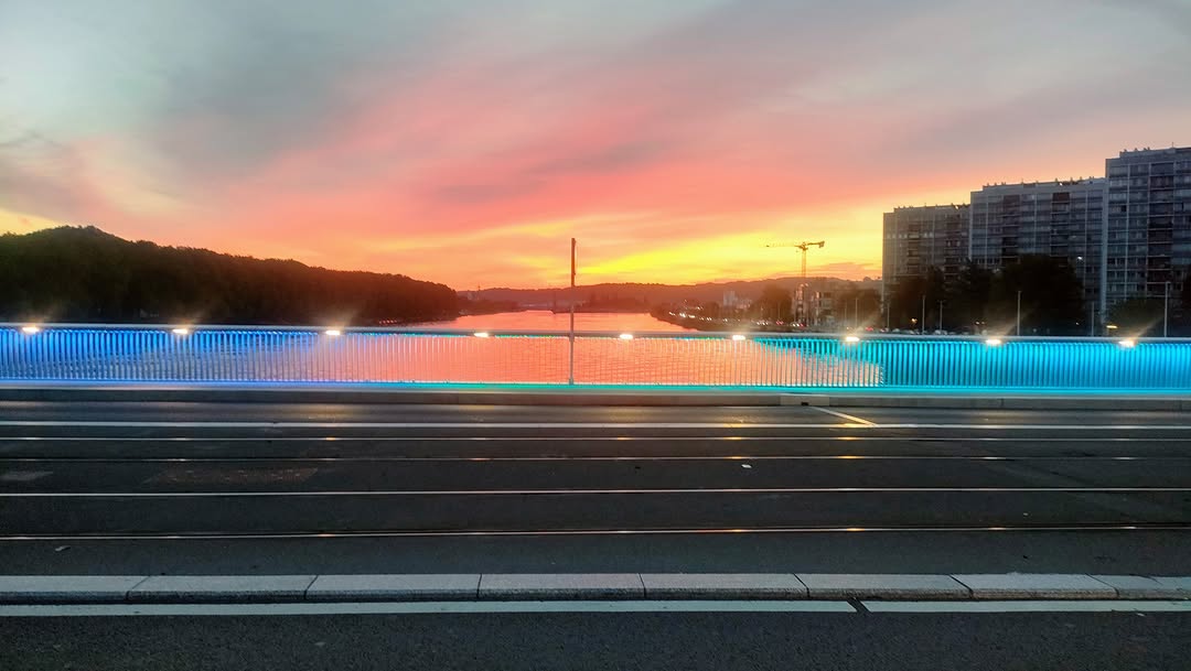 Un nouveau jour se lève sur Liège 🧡 Et j'en profite (maintenant que j'ai récupéré 😅) pour vous remercier chaleureusement pour ce weekend merveilleux 😍

🐠 Merci à la @provincedeliegeculture et à @fashion.in.motion.liege pour l'organisation de weekend exceptionnel 🧡
🐠 Merci à @isnicrea pour sa créativité, sa présence et ses superbes échanges durant ces 3 jours 🥰
🐠 Et surtout, merci à vous tous !!!! Curieux, clients d'un jour ou de toujours, amis, voisins, ... Le magasin a grouillé de monde tout le weekend, il a été rempli de vie et c'était juste MAGIQUE ✨🧡😍

J'attaque la semaine en mode production et administratif ce mercredi (le magasin est tout de même ouvert 😉) et on se retrouve ce jeudi pour le Jeudi Farniente de la @rue_souverain_pont_liege 🥳🤩🥳

#provincedeliege #artisanat #madeinliege #commerceliegeois #liege #cuirdepoisson