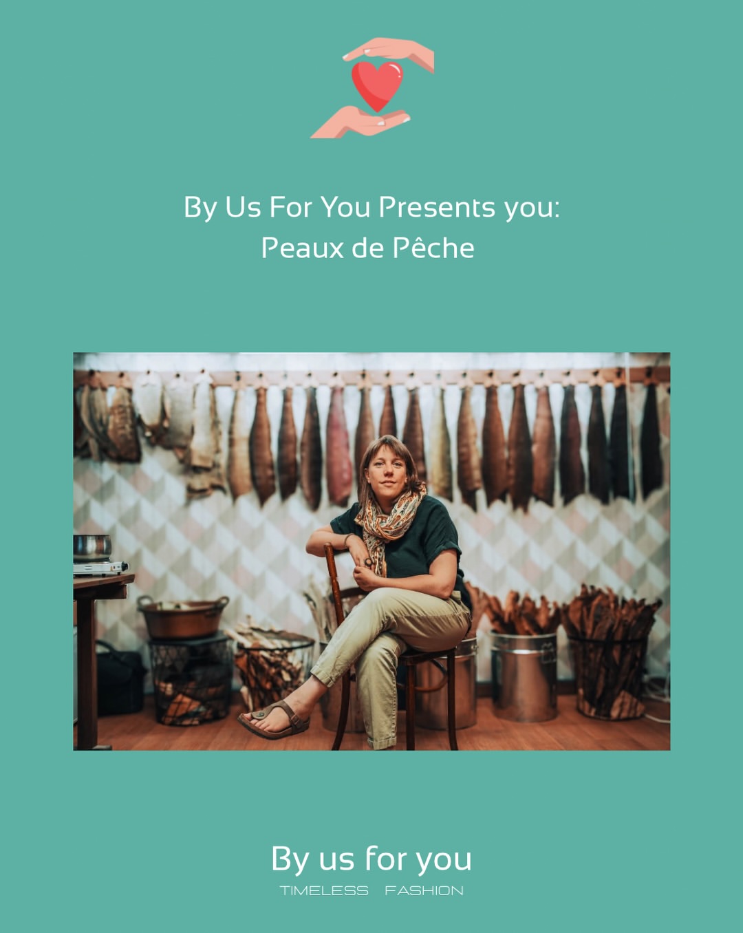 Le weekend dernier, By Us For You a eu le grand bonheur de découvrir Caroline à l’occasion du parcours d’artistes @fashion.in.motion.liege 🩵📍

Et franchement, on n’a pas pu résister à l’envie de vous la faire découvrir.
Caroline Caucheteur fait quelque chose de rare. Quelque chose qui demande du temps, de la passion et une vraie conviction. Elle tanne des peaux de poissons. 🐟 Et entre ses mains, ces peaux, issues des déchets de l’industrie agro-alimentaire belge, deviennent un cuir d’exception, une alternative éco-responsable aux cuirs exotiques, travaillée de A à Z de façon 100% naturelle. Du tannage à la coloration, jusqu’à la finition : tout se fait à la main, avec intention. ♻️✨

En 2018, Caroline fonde Peaux de Pêche à Liège. Un atelier. Une boutique. Un lieu qui respire la passion et où chaque pièce raconte une histoire, celle d’une matière qu’on aurait jetée, transformée en véritable art de la maroquinerie.

Ce qui nous a touchés, c’est cette cohérence absolue entre les valeurs et le geste. L’économie circulaire n’est pas un argument marketing chez Caroline: c’est le cœur de tout ce qu’elle fait. 🩵

Si vous passez par Liège, allez la rencontrer. Ces rencontres-là, elles changent le regard qu’on porte sur les choses.
👉 @peauxdepecheofficiel  📍 Rue Lombard 6/01 — 4000 Liège
Merci à Charlotte Daerden pour la très belle photo de Caroline 😍