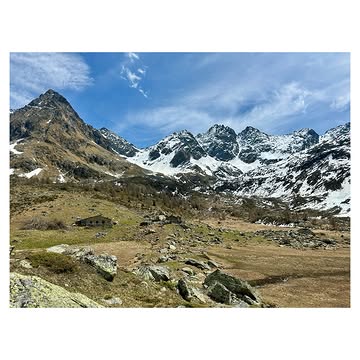 Science says there’s no better way to spend your Sunday than go into the mountains during a sunny day, surrounded by good company. Honestly. Trust us. You don’t have to factcheck.

Today we took the lovely guests of our Jigger’s retreat to Alpe Painale. It’s a hike we recommend to all of our guests. You follow the winding summer cow paths through lush meadows, along the river, and past waterfalls and shrieking marmots. 7km and 800m of elevation later, you reach the breathtaking Alpe Painale.