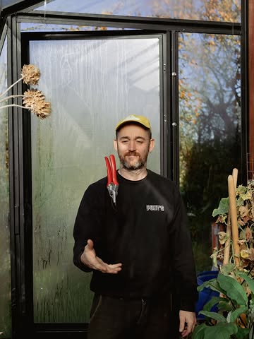 Op zo’n 45 minuten rijden van Gent, vlakbij de taalgrens, ligt in het
dorp Celles de kleine
boerderij @new_ventures___by_jiggers waar mixoloog Olivier Jacobs
en fotograaf @zzabang kruiden,
fruit en noten telen voor hun cocktail-
bar Jigger’s. Ik schuif bij aankomst
meteen aan tafel in de keuken met
aangebouwde serre. Een roerbak met
palmkoolscheuten, jonge berenklauw
en look-zonder-look krijgt extra pit
door de szechuanpeper, die een licht
verdovend gevoel geeft op de tong. De
peper, uit de Chinese szechuankeu-
ken, komt uit de tuin van de boerde-
rij. Het is de schil die rond de zwarte
zaadjes van de Zanthoxylum simu-
lans (in het Nederlands bekend als de
Kiespijnboom) zit. Even later wandelen
we de tuin in, op zoek naar de boom.
Als Olivier de jonge blaadjes fijnwrijft
tussen zijn vingers, komt het bekende
frisse citrusaroma naar boven. “Ik moet
hier eens een likeurtje mee maken”,
bedenkt hij.
Het is niet verwonderlijk dat Jigger’s, in
het centrum van Gent, de eerste bar in
België is die zijn eigen boerderij heeft.
Olivier staat al langer bekend als een
fervente voorstander van lokale ingre-
diënten. “Als klanten op zaterdagavond
een pornstar martini bestellen, dan
zal ik die niet serveren. Passievrucht
is een ingrediënt dat ik niet gebruik.
In zo’n geval leid ik mensen om naar
een cocktail met wortel en aardbei, een
combinatie die diezelfde zoete en frisse
smaken heeft, maar gemaakt is met
lokale ingrediënten. Iemand die een
pina colada vraagt, raad ik een cocktail
met likeur van vijgenblad aan, een zelf-
gemaakt drankje dat ook subtiel naar
kokos smaakt. Zo hoop ik mensen te
verrassen zonder ze af te schrikken.”
Na jarenlang fervent wildplukken en
oogsten bij een plukboerderij, was de
wens om een eigen tuin vorm te geven
groot.

Stukje uit het artikel van @barbara.serulus voor De Standaard.
Lees alles over onze boerderij met recept dit weekend in De Standaard Magazine!
📸@zzabang
✌🏽🫶🏼

#permaculture #destandaardmagazine #farmtoglass #jiggersghent #wildbrews