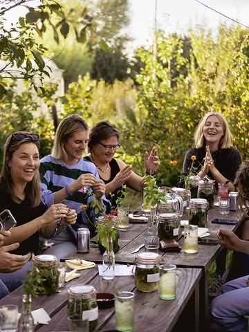 A different kind of teambuilding.
Get out. Make stuff. Drink & eat delicious things! 🌿🥂

Forget awkward trust falls or other weird team activities. Come get your hands dirty instead.

Spend a day outdoors making wild sodas, cheeky liqueurs, juicy syrups and curious wines from homegrown and foraged ingredients. Get to know the soil, the plants and the ways we can care for the land in a reciprocal, regenerative way. 🫶🏼

Then sit down for little a farm to table feast, with topnotch farm to glass aperitivo’s made from what grows around us.
Feeling brave? Cold plunge:)
Feeling ungrounded? Somatic practice!
Feeling hungry? Homemade and -grwon lunch. Obviously.

For teams who want to get out of the office, into the fresh air,
into wild flavours, get muddy hands, good conversations and very good times. 🌱🍸🔥

#jiggersghent #newventures #farmtotabledinner #farmtotabledrinks #teambuilding