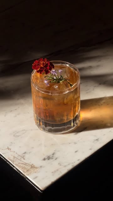 A little autumn sunshine, a lot of aperitivo. ☀️🍸 Meet us on the terrace at 16:00 🧡

Golden hour ask for golden apero’s

#cocktailsgent #jiggersghent #jiggerscoolersandcocktails #jiggersghent #gentcocktailbar