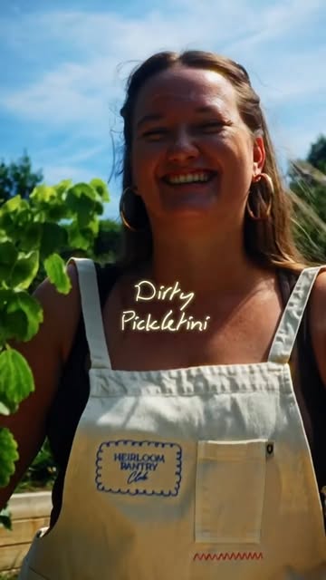 Wat kan je doen met de pickle juice die in je potje blijft zitten als alle pickles op zijn episode 1:

Dirty Pickletinis maken ofcourse! ✌️

Het ideale apertiefje voor dit zonnige weekend!

Receptje + more episodes volgen!

Shaking by: @phoebe_vdc

XXX
