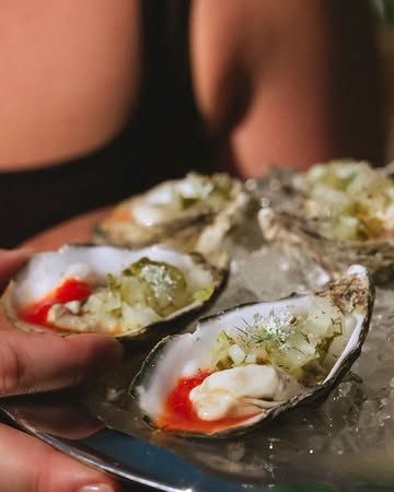 Deze hadden jullie nog tegoed van deze zomer!

Super duper delicious hot sauce oysters! 🥵

Volledig receptje staat op de blog via link in bio! ✌️

Slurping by the amazing @phoebe_vdc

WORLD PEACE