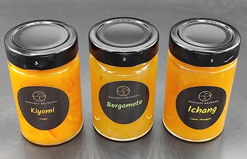 La Marmelade de Tangor Kiyomi
L’équilibre absolu du Japon. Hybride entre l'orange et la mandarine, le Kiyomi révèle ici une marmelade solaire, d'une douceur infinie. Un voyage sensoriel entre douceur orangée et complexité florale.
Idées de plats :
•	Gibier : Pour laquer un magret de canard ou accompagner une pièce de chevreuil.
•	Dessert : En cœur coulant dans un soufflé au chocolat noir ou sur une brioche perdue.

La Marmelade de Bergamote Fantastico
Ma Bergamote Fantastico livre une marmelade d'une puissance aromatique sans égale. Bergamotène et acétate de linalyle s'expriment dans un bouquet d'agrumes poivrés et floraux. Pour ceux qui cherchent la signature des grands chefs.
Idées de plats :
•	Volailles : En condiment pour une pintade fermière ou un ris de veau doré au beurre.
•	Dessert : Un trait sur une tartelette aux pignons de pin ou une ganache montée à l'Earl Grey.
et le pamplemousse, l’Ichang Lemon offre une marmelade à l’acidité cristalline et aux notes de vieux rhum

La Marmelade d’Ichang Lemon Shangyuan
La force d’un dinosaure . Une texture veloutée qui sublime la puissance sauvage si difficile à dompter.
Idées de plats :
•	Mer : Sur un filet de bar de ligne ou des noix de Saint-Pierre snackées.
•	Fromage : En contraste avec un fromage de chèvre frais ou une Tomme de montagne.

Le condiment Shikuwasa d’Ogimi
L’Agrume de la Longévité d’Okinawa. Ce condiment au Shikuwasa est une décharge d'énergie : une acidité électrique soutenue par la richesse en nobiletine de son écorce. Un profil aromatique unique, entre le lime et la mandarine verte, pour une fraîcheur percutante.
Idées de plats :
•	Crustacés : Idéal avec un tartare de langoustines ou des gambas grillées.
•	Signature : En base pour une vinaigrette d'exception sur un carpaccio de racines (topinambour, céleri).
#AgrumesBrumenil #AgrumesDexception #GastronomieBelge #TerroirDeVerlaine #CitrusLover #MarmeladeArtisanale.