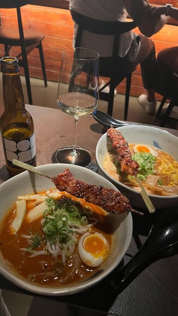 🍜 Een avondje Japan in Antwerpen! 🇯🇵

Wij kwamen de iconische Spicy Miso Ramen van chef Nick Hofman bij @zuruzururamen 🍜 🇯🇵 🇧🇪 proeven en wauw… wat een smaakbom! 🔥🤤

Heerlijk kruidig, rijk van smaak en absoluut eentje voor de ramen-lovers onder ons. 🍜❤️

Enkel dit weekend bij HIRO in Antwerpen!

#antwerpen #antwerpenfood #foodie #ramen #japanesefood