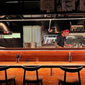 Nog steeds aan het nagenieten van onze heerlijke ramen bowl, pittige yakitori en Japanse sides bij HIRO op het Eilandje in Antwerpen😋 Heb jij de Spicy Miso Ramen van chef Nick Hofman bij @zuruzururamen 🍜 in Gent al geproefd? En de klassieke izakaya-gerechten van @hiro.antwerp ? Laat het ons weten! 👇

•

#spicymisoramen #yakitori #izakaya #japanesefood #eatinantwerp #foodies #antwerpfood