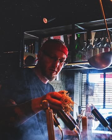 ☀️ Nagenieten van onze summer collab met @hiro.antwerp op het Eilandje in Antwerpen. 🤤 Yakitori en Spicy Miso Ramen 🔥 slurpen uit een speciale handgemaakte bowl 🍜 van @ghesqceramics met de Z van Zuru!

Wil je nog zo’n bowl? Neem ze mee naar huis zo lang de voorraad strekt, €48 bij HIRO! op=op

Zullen we nog eens? 😏

📸 Purrfect in beeld gebracht door @purplegrain.be en @drinks_for_busy_people

#ラーメン #アントワープ #Ramen #Antwerp #Antwerpen