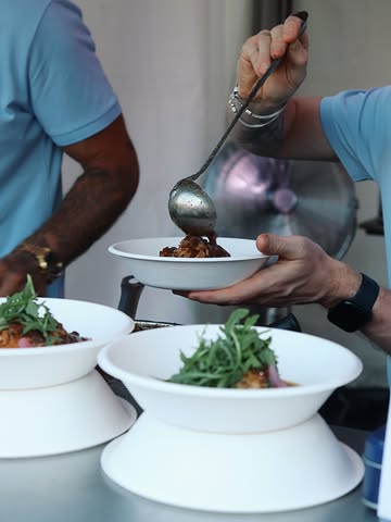 ❤️ 15.000 MERCIS ! ❤️

Quelle aventure… Vous avez été 15.000 à venir partager cette toute première édition du Festifood sur la Place Verte de Charleroi. 🇧🇪✨

Deux week-ends de gastronomie, de rencontres, de convivialité et de souvenirs que nous ne sommes pas près d’oublier. Merci à tous les visiteurs, aux chefs, à nos partenaires, à nos équipes et à tous ceux qui ont contribué à faire de cette première édition un véritable succès. 🙏

Mais ce n’est que le début… 👀

Le Festifood reprend déjà la route et vous donne rendez-vous en septembre dans une ville bien connue du Festifood 👀

Encore merci, Charleroi. À très vite pour la suite de l’aventure ! ❤️