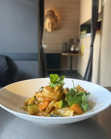 🌿 Lunch du mois de juillet 🌿

L’été s’invite à votre table avec un lunch imaginé autour de produits d’exception, de légumes bio et de saveurs inspirées de la cuisine chinoise et du terroir.

✨ Entrée au choix

🥟 Gyoza de porc, crème d’Isigny au miso & sésame torréfié

🍅 Stracciatella, tomates & betteraves bio, tofu

🐟 Filet de bar légèrement snacké au chalumeau, sauce soja & huile d’olive extra vierge

✨ Plat au choix

🌶️ Riz thaï sauté au chorizo de porc noir basque

🍤 Scampis aux légumes bio, saté de Chine & lait de coco

🍗 Tie Pan de poulet croustillant, sauce BBQ

💶 28,00 € par personne
🍽️ Lunch non modifiable
🕛 Servi uniquement le midi jusqu’à 13h30.

📍 L’Esprit Bouddha – Gosselies

🔗 Réservez votre table :
https://espritbouddha.be/reservation

✨ Nous avons hâte de vous accueillir et de vous faire découvrir cette nouvelle sélection estivale.

#EspritBouddha #Michelin #GaultEtMillau #LunchGourmand #CuisineChinoise #ProduitsBio #Charleroi #Gosselies #FoodLovers #MangerLocal