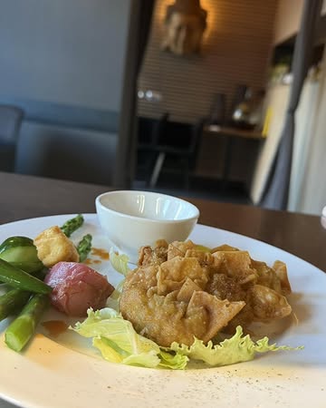 🍽️ LUNCH DU MOIS D’AOÛT ☀️

Cet été, notre lunch fait voyager les papilles entre racines chinoises, inspirations asiatiques et beaux produits du terroir. 🌿

🥢 ENTRÉE AU CHOIX

• Wan-tan de veau de chez Lothar Vilz, ponzu à la tomate
• Filet de bar au chalumeau, sauce soja & huile d’olive extra vierge
• Roulade de carpaccio de bœuf, balsamique à la pomme tardive

🔥 PLAT AU CHOIX

• Scampis au curry rouge thaï & lait de coco
• Tempura de loup de mer, sauce aigre-douce
• Dés de poulet, sauce teriyaki

✨ 29,00 € par personne

Menu non modifiable et servi pour l’ensemble de la table.
🕛 Servi uniquement le midi jusqu’à 13h30.

📍 L’Esprit Bouddha — Gosselies
🌿 Ma cuisine de racines chinoises au terroir wallon.

📲 Réservations : espritbouddha.be/reservation

#EspritBouddha #Gosselies #Charleroi #Lunch #CuisineChinoise #CuisineAsiatique #TerroirWallon #Michelin #GaultEtMillau #FoodLovers