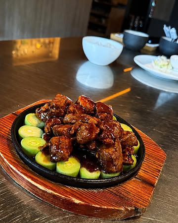 🔥 LE TIE PAN D’AGNEAU EST DE RETOUR ! 🥢

Un grand classique de L’Esprit Bouddha qui signe son retour à la carte.

✨ Tie Pan d’agneau caramélisé, sauce teriyaki au poireau

De l’agneau délicatement caramélisé, une sauce teriyaki gourmande relevée par le poireau, le tout servi bien chaud sur notre traditionnel Tie Pan.

Une assiette généreuse, parfumée et pleine de caractère. 🔥

📍 L’Esprit Bouddha — Gosselies
🌿 Ma cuisine de racines chinoises au terroir wallon.

📲 Réservations : espritbouddha.be/reservation

#EspritBouddha #Gosselies #Charleroi #CuisineChinoise #CuisineAsiatique #Agneau #TiePan #TerroirWallon #Michelin #GaultEtMillau