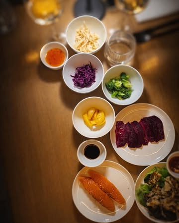 🥢 LE LUNCH DE SEPTEMBRE… VOUS L’AVEZ DÉJÀ GOÛTÉ ? 😋

🥟 Pour commencer…
• Potage piquant à la pékinoise, parfumé et relevé juste comme il faut 🌶️
• Raviolis de crevettes délicatement cuits à la vapeur 🦐
• Rouleaux de printemps « nems », dorés et croustillants

🔥 Et pour continuer…
• Scampis fritti au panko, ultra-croustillants, accompagnés de notre sauce aigre-douce
• Émincé de bœuf sauté au wok, légumes bio, ail & piment 🥩
• Dés de poulet au curry japonais, enveloppés d’une sauce onctueuse au lait de coco 🥥

De la vapeur, du croustillant, du wok, des épices et des sauces gourmandes… Il ne reste plus qu’à choisir. 🤤🥢

✨ 29 € par personne
Menu non modifiable, servi par table entière.
🕐 Servi uniquement le midi jusqu’à 13h30.

📍 L’Esprit Bouddha — Gosselies
🌐 Réservations : espritbouddha.be

#EspritBouddha #Gosselies #Charleroi #Lunch #CuisineChinoise #CuisineAsiatique #Michelin #GaultEtMillau